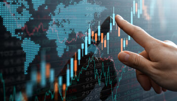 Investidor analisando um gráfico com diferentes tipos de trade