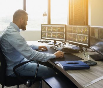 Day trader é um tipo de profissão que tem se tornado muito popular no Brasil nos últimos anos. Mas isso também fez com que a dúvida de que se é possível viver de day trade fosse cada vez mais debatida entre os profissionais.