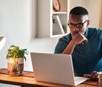 Os títulos bancários são alternativas de investimento buscadas por quem deseja rendimentos de segurança elevada. Eles também podem ser adquiridos para diversificar a parte de renda fixa da sua carteira de investimentos. Antes de fazer sua escolha, é importante entender melhor o que são e como funcionam esses títulos, quais são eles e suas vantagens, informações que serão encontradas nos tópicos seguintes. Confira!