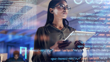 Uma mulher está analisando o potencial da API FIX enquanto olha para um tablet com um holograma de software e codificação.