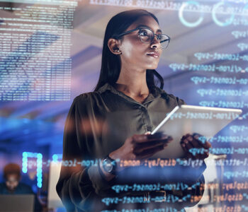 Uma mulher está analisando o potencial da API FIX enquanto olha para um tablet com um holograma de software e codificação.