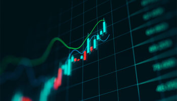 Conceito de investimento e crescimento econômico com visão em perspectiva em gráfico financeiro digital de candlestick em segundo plano de tela de monitor de trader escuro.