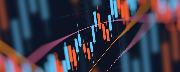 Gráfico financeiro de closeup com linha de tendência de alta em gráfico de candlestick no mercado de ações em fundo azul widescreen.